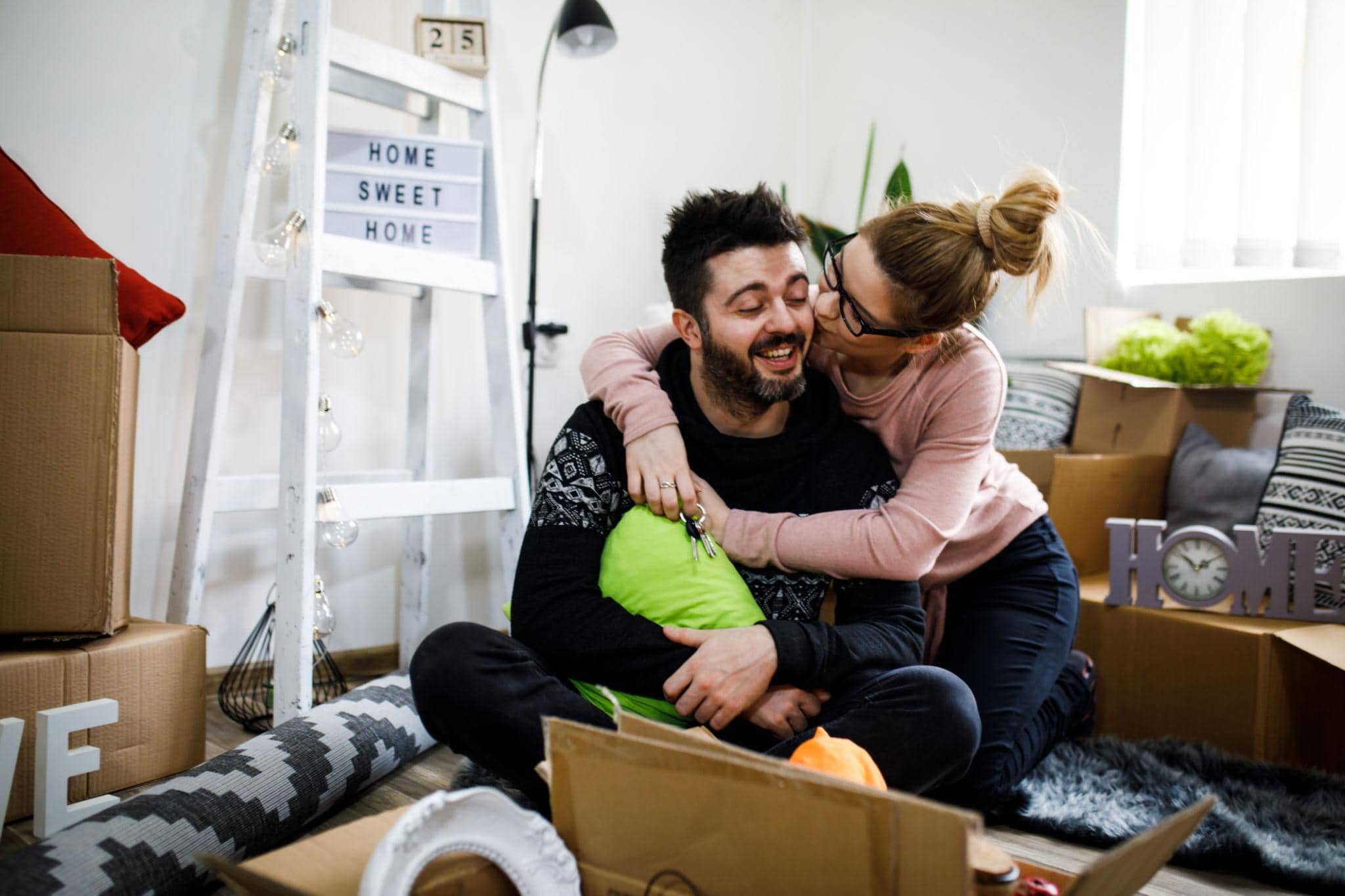 Pareja mudándose a una casa nueva y organizando los gastos de la mudanza