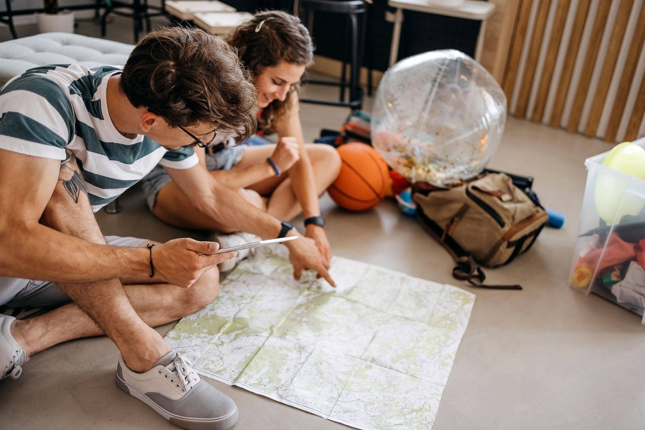 Pareja planeando un viaje juntos y registrando los gastos compartidos en pareja