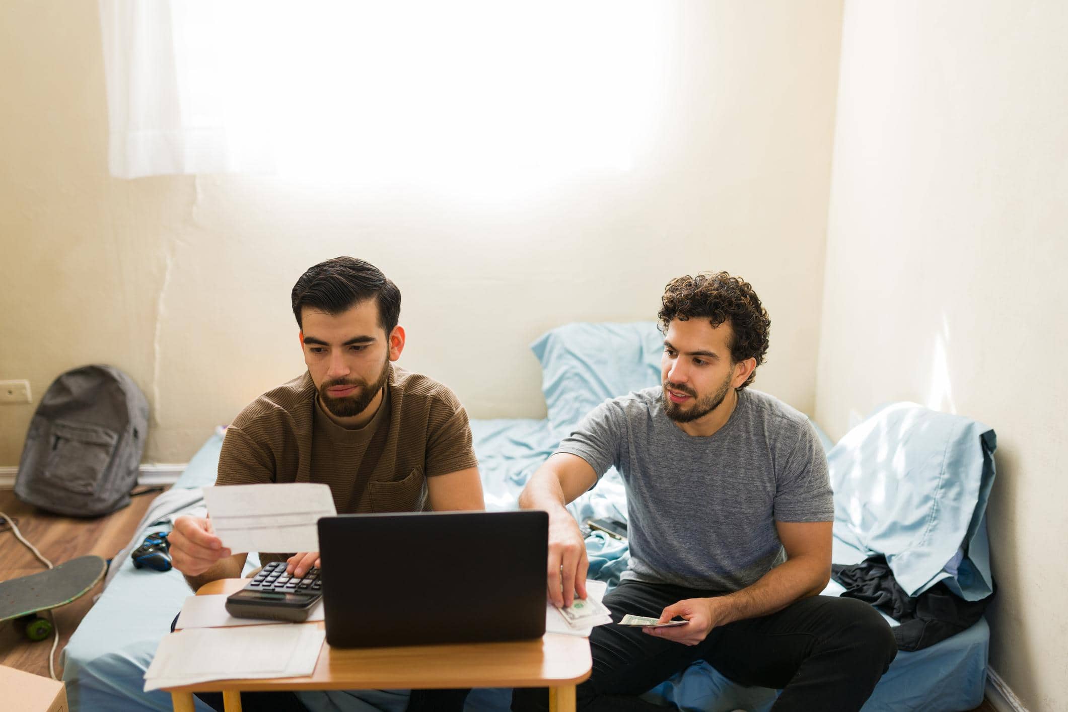 Roommates dividiendo el alquiler y servicios del departamento compartido